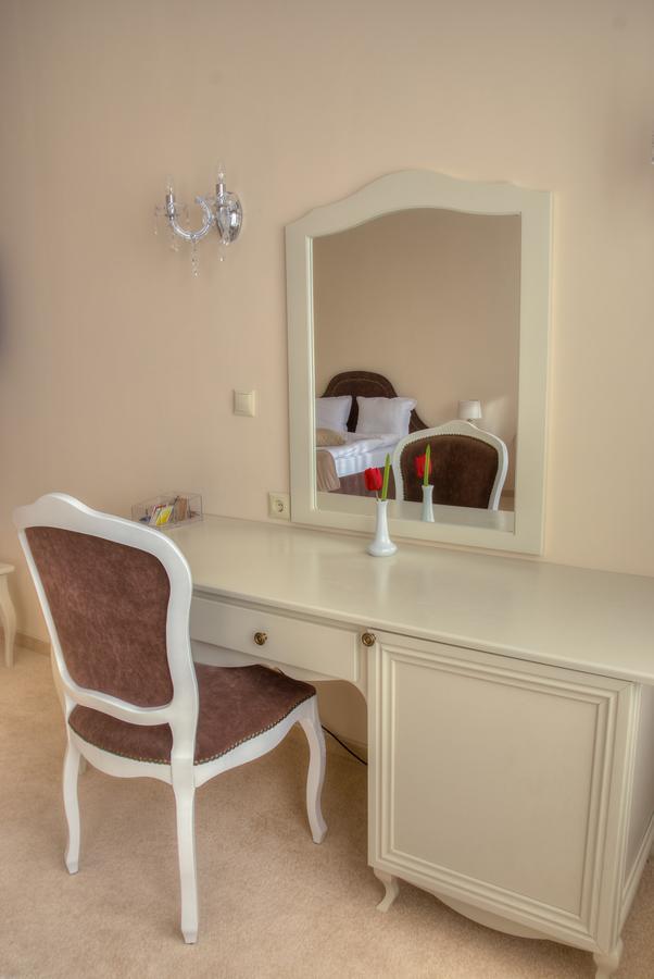 Hotel Chateau Des Bergers Тирговиште Екстер'єр фото