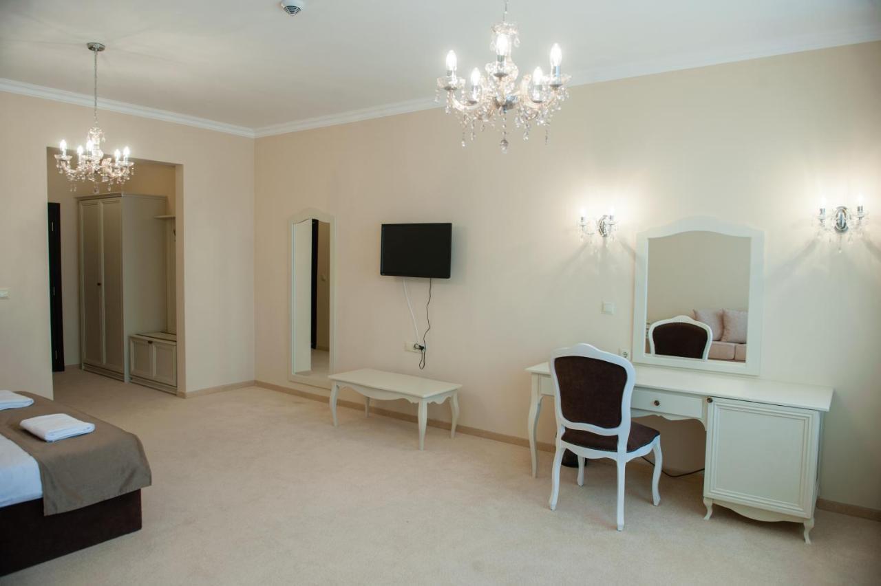 Hotel Chateau Des Bergers Тирговиште Екстер'єр фото