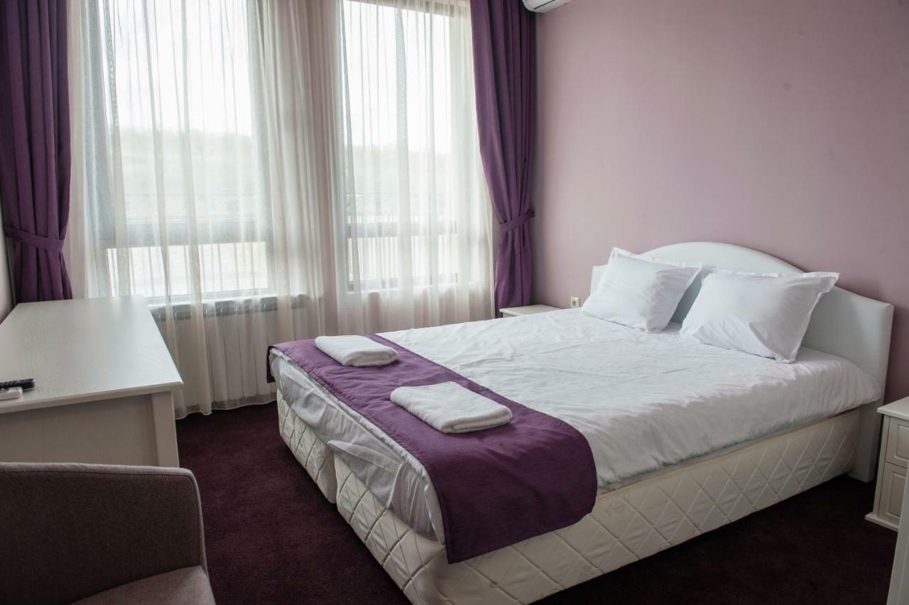 Hotel Chateau Des Bergers Тирговиште Екстер'єр фото